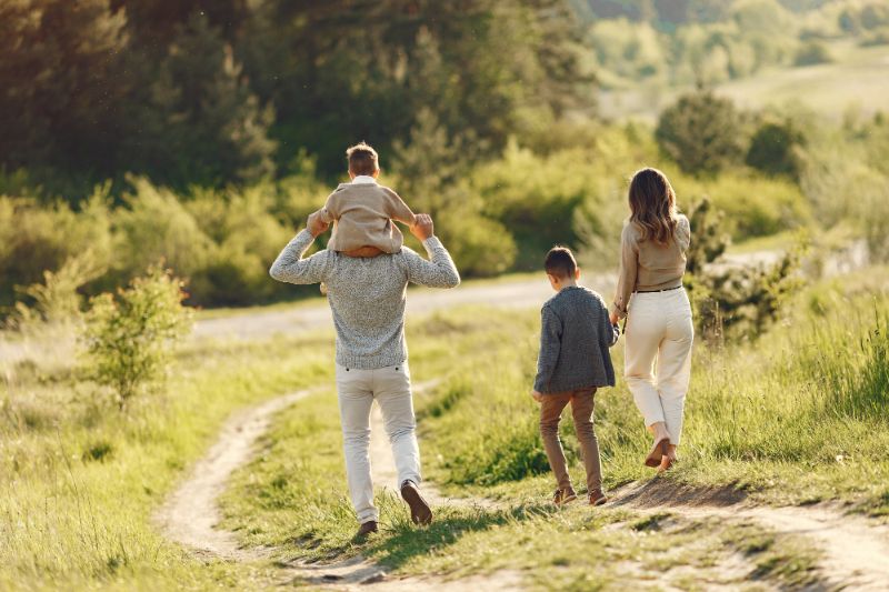 famiglia che passeggia all'aperto