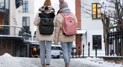 ragazzi-zaini-strada-neve